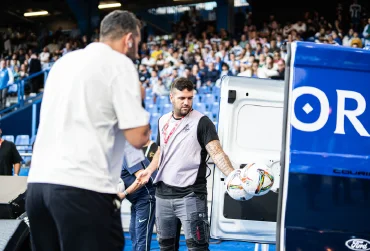Aficionado y operario junto a la furgoneta de Total Renting con los balones