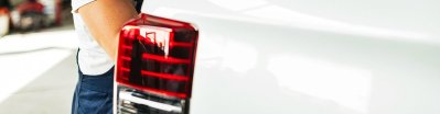 ¿Cómo aumentar la intensidad de luz en mis faros delanteros?