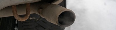 ¿Por qué sale humo negro del tubo de escape?