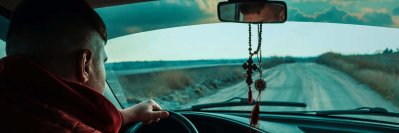 Los adornos en el espejo retrovisor del coche podría significar sanción económica