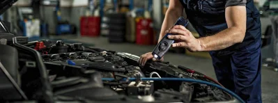 ¿Qué significa la luz de la llave inglesa del coche?