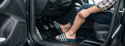¿Se puede conducir con chanclas en España?