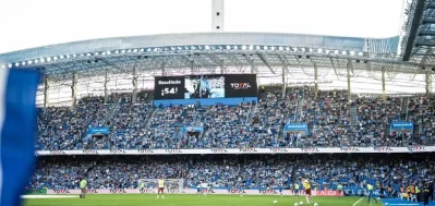 Videomarcador de ABANCA-Riazor mostrando el 54 junto a la imagen de Total Renting