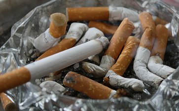 ¿Se puede fumar mientras conduces?