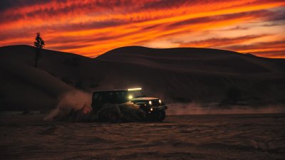Coche atrapado en el barro