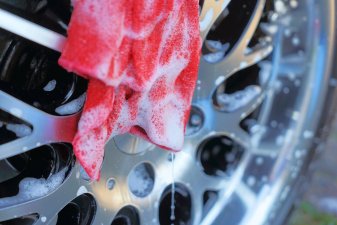 Cómo limpiar vomito del coche. Dí adiós a las manchas y a los malos olores