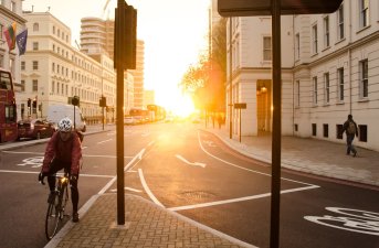Evitar el deslumbramiento significa evitar accidentes. Descubre cómo hacerlo