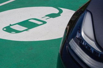 Las nuevas señales de la DGT de carga de vehículos eléctricos, híbridos enchufables y GLP