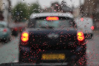 Si sufres un accidente por culpa de las fuertes lluvias y tormentas ¿Quién paga la reparación?