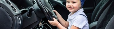 ¿Con qué altura y edad se puede ir delante en el coche?