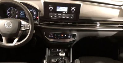 SsangYong Musso Sports D22 DTR Pro 4X4 MT interior delantera 2