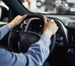 ¿Por qué hace ruido al girar el volante a baja velocidad? Descubre las causas más comunes