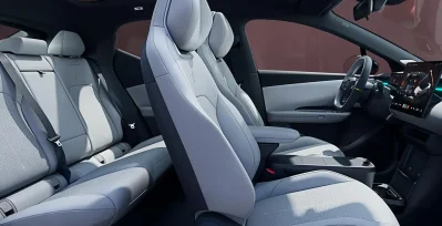 Lynk & Co 02 More 66kW interior trasera