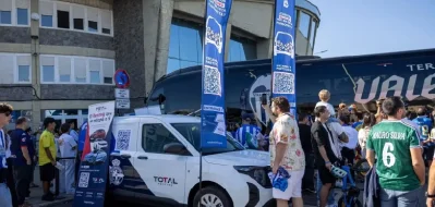 Furgoneta de Total Renting con códigos QR y aficionados en la previa del Dépor-Valencia en ABANCA-RIAZOR