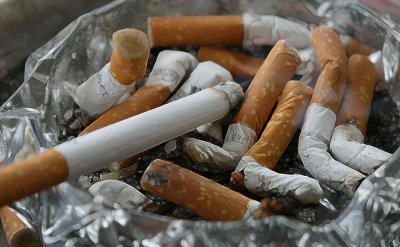 ¿Se puede fumar mientras conduces?