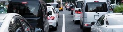 ¿Quién controla la circulación de coches en las ciudades?