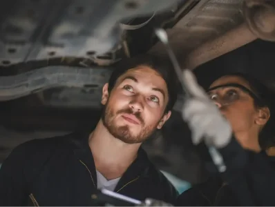 Problemas del Bmw 525D | Fallos y averías más frecuentes - Mechanic working