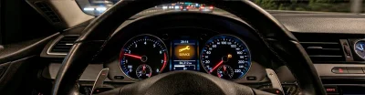 ¿Qué significa la luz de la llave inglesa del coche?