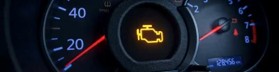 ¿Qué significa la luz del motor encendida?