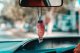 Los adornos en el espejo retrovisor del coche podría significar sanción económica