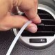Limpiar conductos del aire acondicionado de un coche.