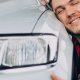 ¿Cómo arreglar el techo del coche despegado?