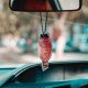 Los adornos en el espejo retrovisor del coche podría significar sanción económica