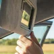 ¿Cómo se llama el parasol del coche y cuál es su función?