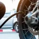 ¿Cuál es la presión de una rueda de moto?