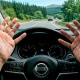 ¿Por qué el volante se mueve hacia un lado? Causas, riesgos y cómo solucionarlo