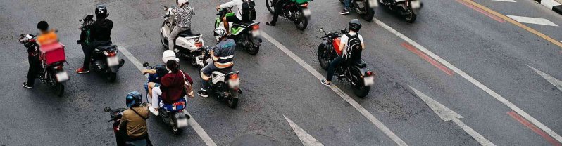 Y las motos... ¿Pueden usar el arcén?