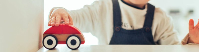 ¿Con qué altura y edad se puede ir delante en el coche?