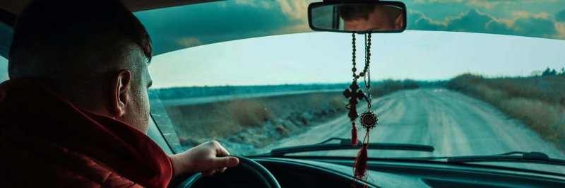 Los adornos en el espejo retrovisor del coche podría significar sanción económica