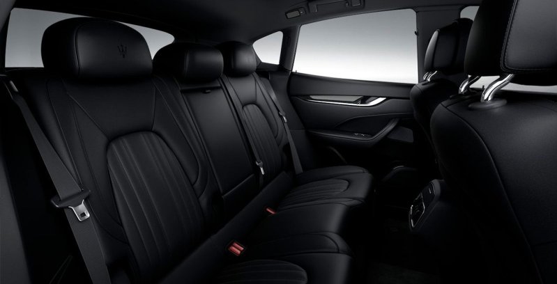 MASERATI Levante GT Hybrid interior trasera