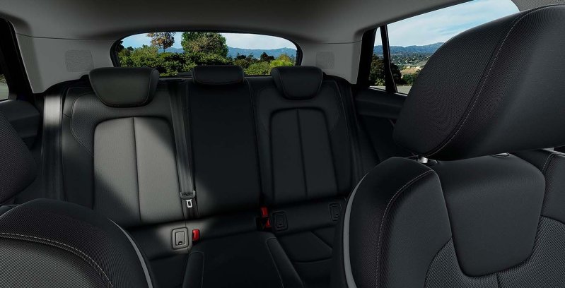 AUDI Q2 S-Line 30 TDI S-Tronic interior trasera