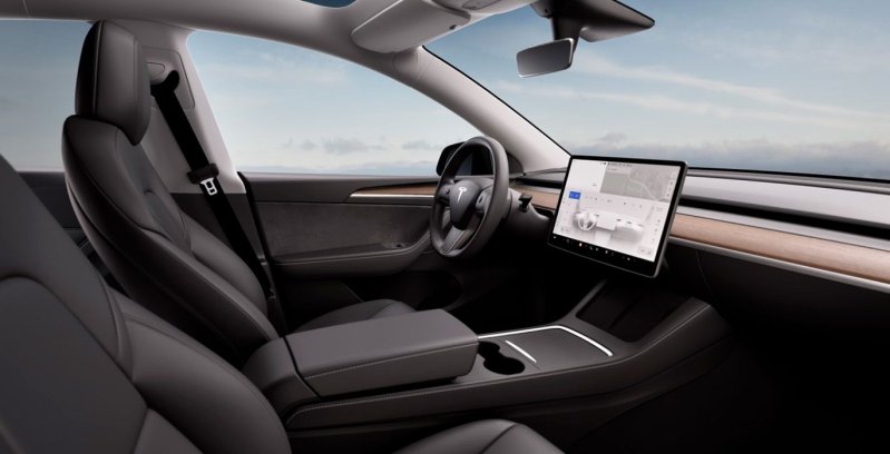 Tesla Model Y interior perfil