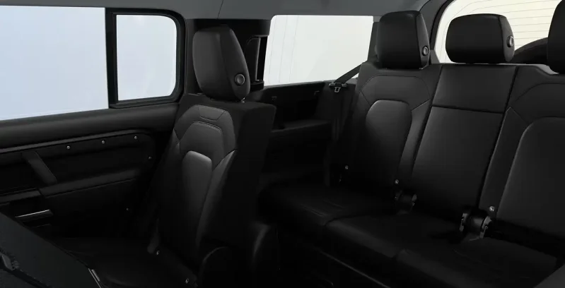 Land Rover Defender 3.0D I6 250S MHEV interior trasera